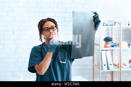 Nachdenklicher Tierarzt Studium Röntgenaufnahme in Tierklinik Stockfoto