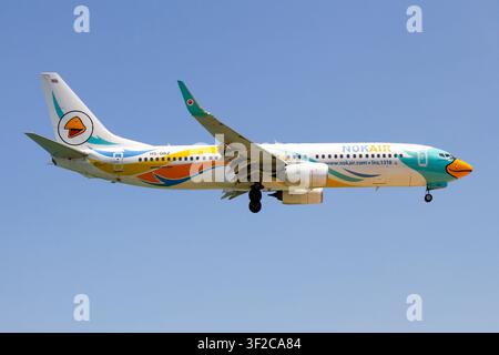 Eine Nok Air Boeing 737-800 landet am Flughafen Phuket Int'l. Nok Air ist eine Billigfluggesellschaft, die in Thailand von der Hauptstadt Bangkok aus zu mehreren Flughäfen in ganz Thailand sowie zu einigen Zielen in China, Indien, Myanmar und Vietnam fliegt. Stockfoto