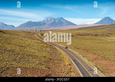 Luftbild der geraden Autobahnen in den chilenischen Anden der Atacama Stockfoto