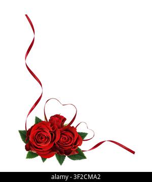 Herzen und Wellen aus roter Seidenband mit Rosenblüten in einer Eckanordnung für den Valentinstag isoliert auf weißem Hintergrund Stockfoto
