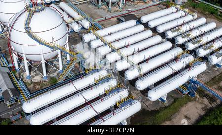 Luftbild von oben weißer Gastankspeicher, LPG-Verteilstation, Gas-LPG-Industrie, Flüssigerdgas-Lagertankindustrie Stockfoto