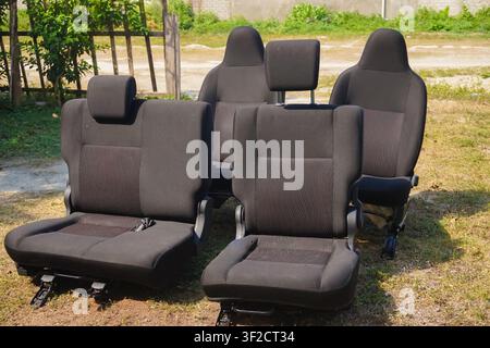 Autositze, die aus einem Fahrzeug entfernt und im Freien ausgestellt sind. Ideal für Automobil-, Ersatzteile-, Fahrzeugwartung-, Reparatur- und Transportkonzepte. Stockfoto