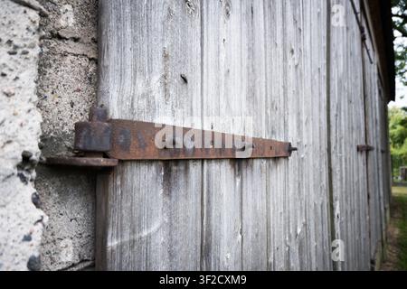 Eine alte Scheune mit großen Brettertüren, auf dem Land. Stockfoto