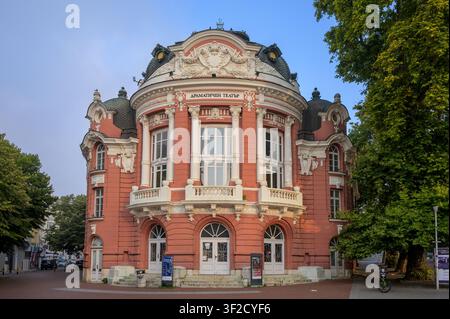 Varna, Bulgarien – 18. Juli 2026: Vorderfassade des Staatstheaters, eines der wichtigsten kulturellen Wahrzeichen und Aufführungsorte für darstellende Künste in Varna. Stockfoto