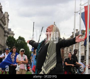 20. Juni 2026. London, UK. 10 Jahre nach dem Brexit steht ein Mann mit einer Keffiya und singt auf der Rejoin-EU-Demonstration am Parliament Square. Stockfoto