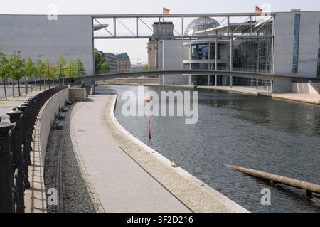 Berlin, Deutschland - 30. Mai 2008. Außenszene, die den Hauptbahnhof Berlins und einen Teil des Bundestags von der Spree in Berlin aus zeigt. Stockfoto