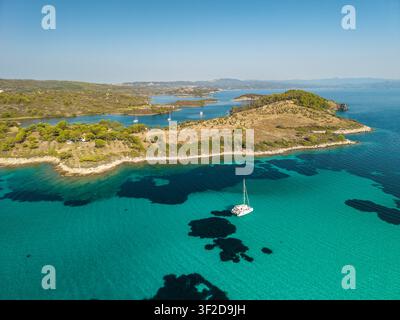 Luftaufnahme eines weißen Katamarans, der in der Blauen Lagune, Sithonia, Griechenland, vor Anker liegt Stockfoto