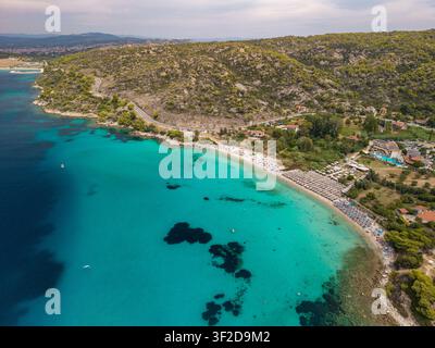 Luftaufnahme von Koviou Beach und der türkisfarbenen See, Sithonia, Griechenland Stockfoto