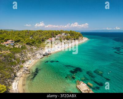 Luftbild von Fava Beach und felsiger Küste, Sithonia, Griechenland Stockfoto