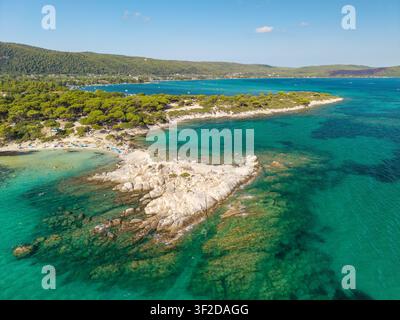 Luftaufnahme von Karydi-Strand und Felsformationen, Sithonia, Griechenland Stockfoto