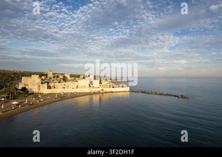 Kizkalesi, Mersin, Türkei – 01. November 2025: Luftaufnahme der historischen Burg Kizkalesi an der Mittelmeerküste mit Sandstränden Stockfoto