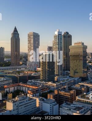 Frankfurt am Main, Deutschland - 18. Juni 2026: Luftaufnahme der Frankfurter Skyline mit dem markanten Spin Tower zwischen modernen Wolkenkratzern und urbaner Stockfoto