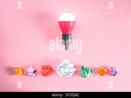 Geschäftskonzept, Brainstorming, Ideen, Innovation, Problemlösung, Fortschritt, Zusammenarbeit, Teamarbeit, Rekrutierung. Zerknittertes Papier und Glühbirne. Stockfoto