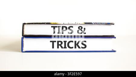 Symbol für Tipps und Tricks. Konzeptwörter Tipps und Tricks zu schönen Büchern. Schöner weißer Hintergrund. Geschäftliche Tipps und Tricks motivierende Unterstützung Stockfoto