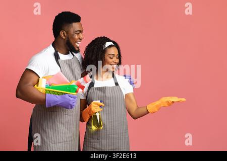 Bestes Reinigungsmittel. Einige Reiniger zeigen unsichtbare Gegenstände auf offener Handfläche Stockfoto