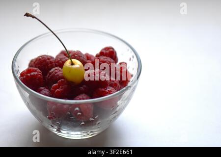 Frische reife Himbeeren in einer Glasschale auf weißem Hintergrund Stockfoto