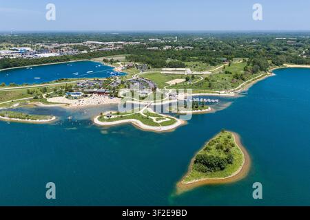 Luftaufnahme eines ehemaligen Steinbruchs, der in ein Erholungsgebiet mit Wassersportarten wie Kajakfahren, Ruderboote, Bootfahren, Segelboote, Paddelboote umgewandelt wurde. Wandern Stockfoto