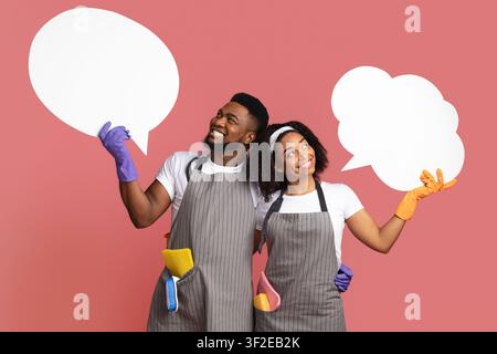 Freudige Paar Reiniger Blick Auf Leere Rede Blasen Über Ihren Köpfen Stockfoto