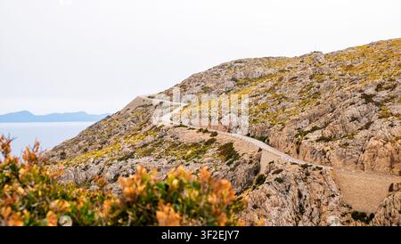 Kap Formentor auf der Insel Mallorca in Spanien. Malerische kurvenreiche Bergstraße führt zum Leuchtturm von Formentor zwischen Klippen mit Blick auf das Mittelmeer Stockfoto