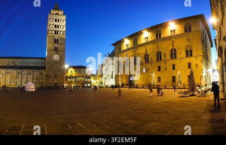 Blick auf die beleuchtete Piazza del Duomo mit ihrer historischen Kathedrale und ihrem Glockenturm unter einem klaren Nachthimmel in Pistoia, Toskana, Italien. Stockfoto