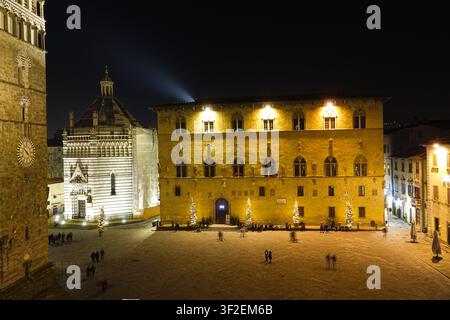Blick auf das beleuchtete Baptisterium von San Giovanni in Corte und den historischen Palazzo dei Vescovi auf der Piazza del Duomo bei Nacht in Pistoia, Toskana, Stockfoto