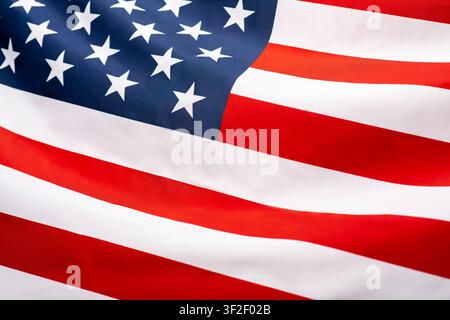 Bild der im Wind fliegenden amerikanischen Flagge Stockfoto