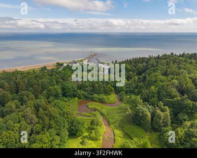 Luftbilddrohnenaufnahme nach Toila, Estland Stockfoto