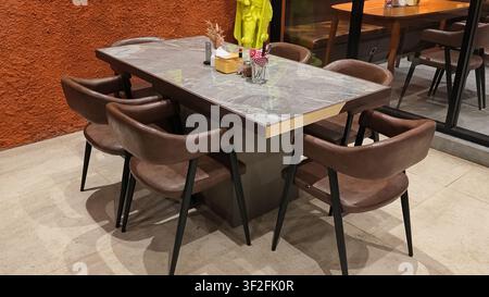 Moderner Esstisch mit einem klaren und eleganten Design, geeignet für zeitgenössische Wohn- und Innendekon Konzepte. Stockfoto