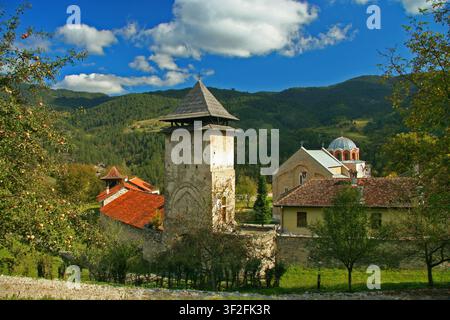 Serebia - Kraljevo - Glockenturm, Mauern und Kuppeln des orthodoxen Klosters Studenica zwischen bewaldeten Bergen im Bezirk Rashka, UNESCO-Weltkulturerbe Stockfoto