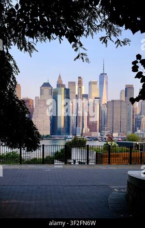 Brooklyn Bridge Promenade mit atemberaubendem Manhattan-Horizont (Brooklyn, New York, USA) Stockfoto