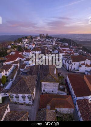 Luftbild der historischen Stadt Obidos mit ihrem mittelalterlichen Schloss, traditionellen weißen Häusern mit Terracotta-Dächern und engen Straßen in Obidos, Lei Stockfoto