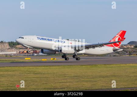 Turkish Cargos Airbus A330-Frachter landet am Flughafen Helsinki, Finnland Stockfoto