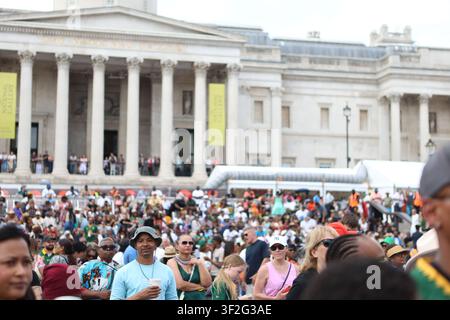 London, UK. 18. Juli 2026. London, UK. Menschenmassen beobachten Jesse Clegg bei den Feierlichkeiten zum Nelson-Mandela-Tag am Trafalgar Square. Credit: Sophia Akram/Alamy Live News Credit: sophia akram/Alamy Live News Stockfoto