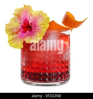 Cocktail im Glas, verziert mit Hibiskusblüte und Orangenhaut, isoliert auf Weiß Stockfoto