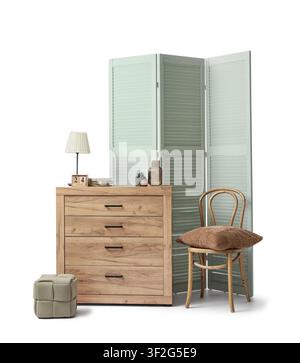 Holzschrank mit Lampe, Stuhl und dekorativem Paravent, Einrichtungsmöbel für das Home-Interieur isoliert auf weißem Hintergrund Stockfoto