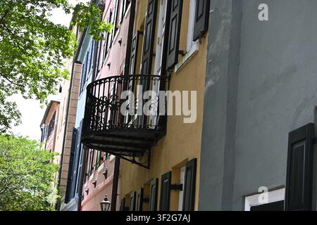 Schmiedeeiserner Balkon an den Rainbow Row Historischen Häusern in Charleston, South Carolina, USA Stockfoto
