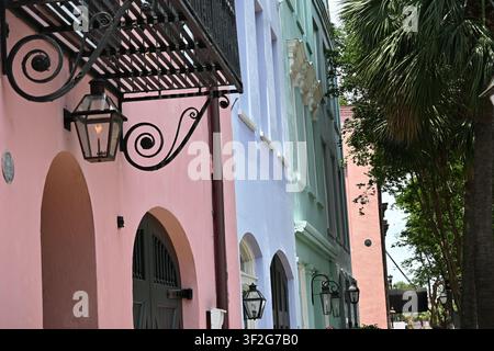 Pastellfarbene historische Häuser in der Rainbow Row in Charleston, South Carolina, USA Stockfoto
