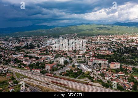 Panoramic-Drohnenaufnahme von Niksic, der größten Stadt in Montenegro, die in einem weiten Tal gelegen ist, umgeben von Bergen und Karstlandschaften. Die Luftphot Stockfoto