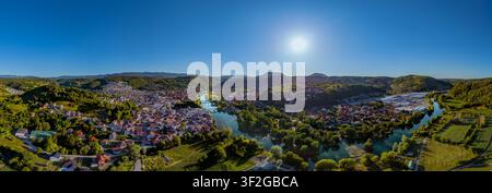 Ultra-breite Luftbild-Drohnenpanorama von Bosanska Krupa und dem Una-Fluss in Bosnien und Herzegowina Stockfoto