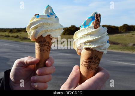Zwei Vanille-Eiswaffeln, die im New Forest, Hampshire, England, im Freien gehalten werden Stockfoto