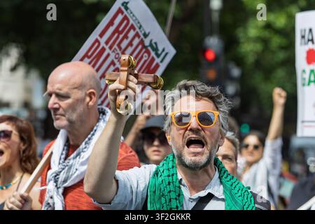 London, UK. 18. Juli 2026. Pro-palästinensische Demonstranten mit Plakaten und Flaggen reagieren auf einen Gegenprotest von pro-israelischen Unterstützern, als der "National March for Palestine - Tell the New PM - Stop the Genocide"-Aufzug durch den Strand zieht. Tausende schlossen sich der großen Demonstration im Zentrum Londons an, um sofortige politische Veränderungen vom neuen Premierminister zu fordern. Credit: John Lynch/Alamy Live News Stockfoto