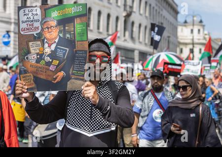 London, UK. 18. Juli 2026. Pro-palästinensische Demonstranten marschieren durch die Londoner Innenstadt während der Kundgebung „Nationaler Marsch für Palästina - Sagt dem neuen Premierminister - Stoppt den Völkermord“. Tausende versammelten sich, um sofortiges Regierungs Handeln und einen Stopp der Waffenlieferungen zu fordern, was eine große Kundgebung anlässlich des neuen Premierministers markiert. Credit: John Lynch/Alamy Live News Stockfoto