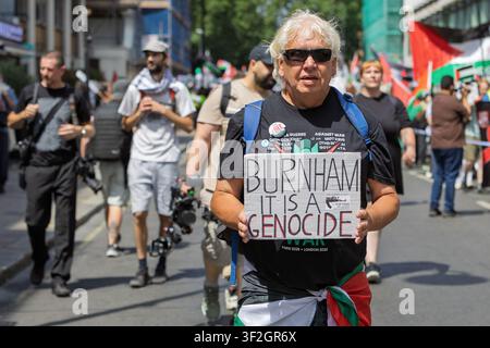 London, UK. 18. Juli 2026. Pro-palästinensische Demonstranten marschieren durch die Londoner Innenstadt während der Kundgebung „Nationaler Marsch für Palästina - Sagt dem neuen Premierminister - Stoppt den Völkermord“. Tausende versammelten sich, um sofortiges Regierungs Handeln und einen Stopp der Waffenlieferungen zu fordern, was eine große Kundgebung anlässlich des neuen Premierministers markiert. Credit: John Lynch/Alamy Live News Stockfoto