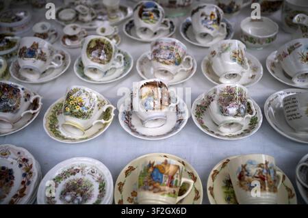 Auslage an einem Marktstand, Antiquitäten, Royal Doulton Winter-Teetasse aus der Brambly Hedge-Kollektion, dekoriert mit Illustrationen von Jill Barklem, Porzellan Stockfoto