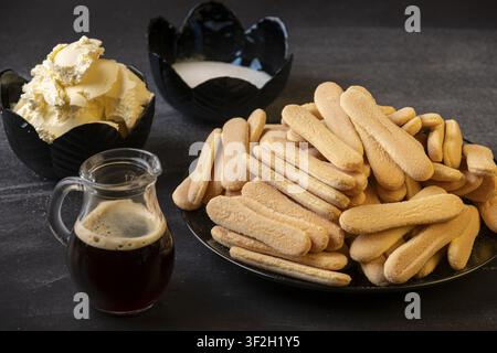 Zutaten für ein Dessert mit Biskuitkuchen, Mascarpone und Kaffee Stockfoto