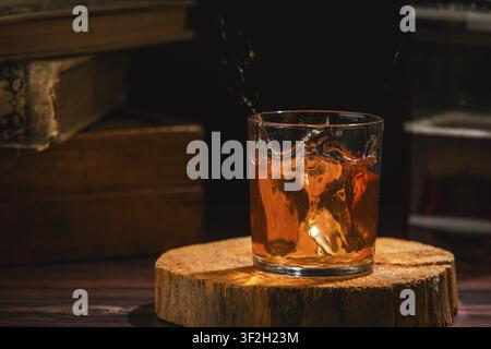Funkelnder Whiskey in einem Glas mit Eiswürfeln Stockfoto
