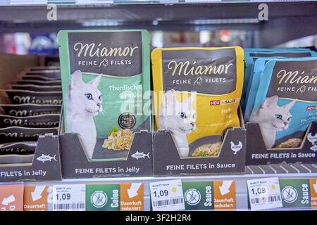 Ein Ladenregal, das mit Packungen von Miamor 'Fine Filets' Katzenfutter in verschiedenen Geschmacksrichtungen bestückt ist, Feuchtfutter, Katzenfutter, Katzenfutterprodukte kaufen, Fressnapf, Tierhandlung Stockfoto