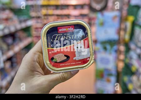 Animonda quadratische Katzenfutterpackung für Kätzchen mit Rindfleischgeschmack vom Feinsten in einer Hand, Feuchtfutter, Katzenfutter, Katzenfutterprodukt kaufen, Futternapf, Tierhandlung, Omn Stockfoto