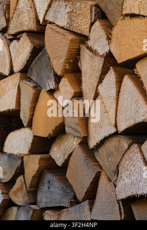 Sammlung von rustikalen Holztexturen mit Astzäunen, gestapeltem Brennholz und glühenden Kohlen, die natürliche Materialien und Leben im Freien präsentieren. Stockfoto