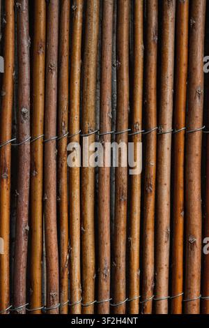 Sammlung von rustikalen Holztexturen mit Astzäunen, gestapeltem Brennholz und glühenden Kohlen, die natürliche Materialien und Leben im Freien präsentieren. Stockfoto